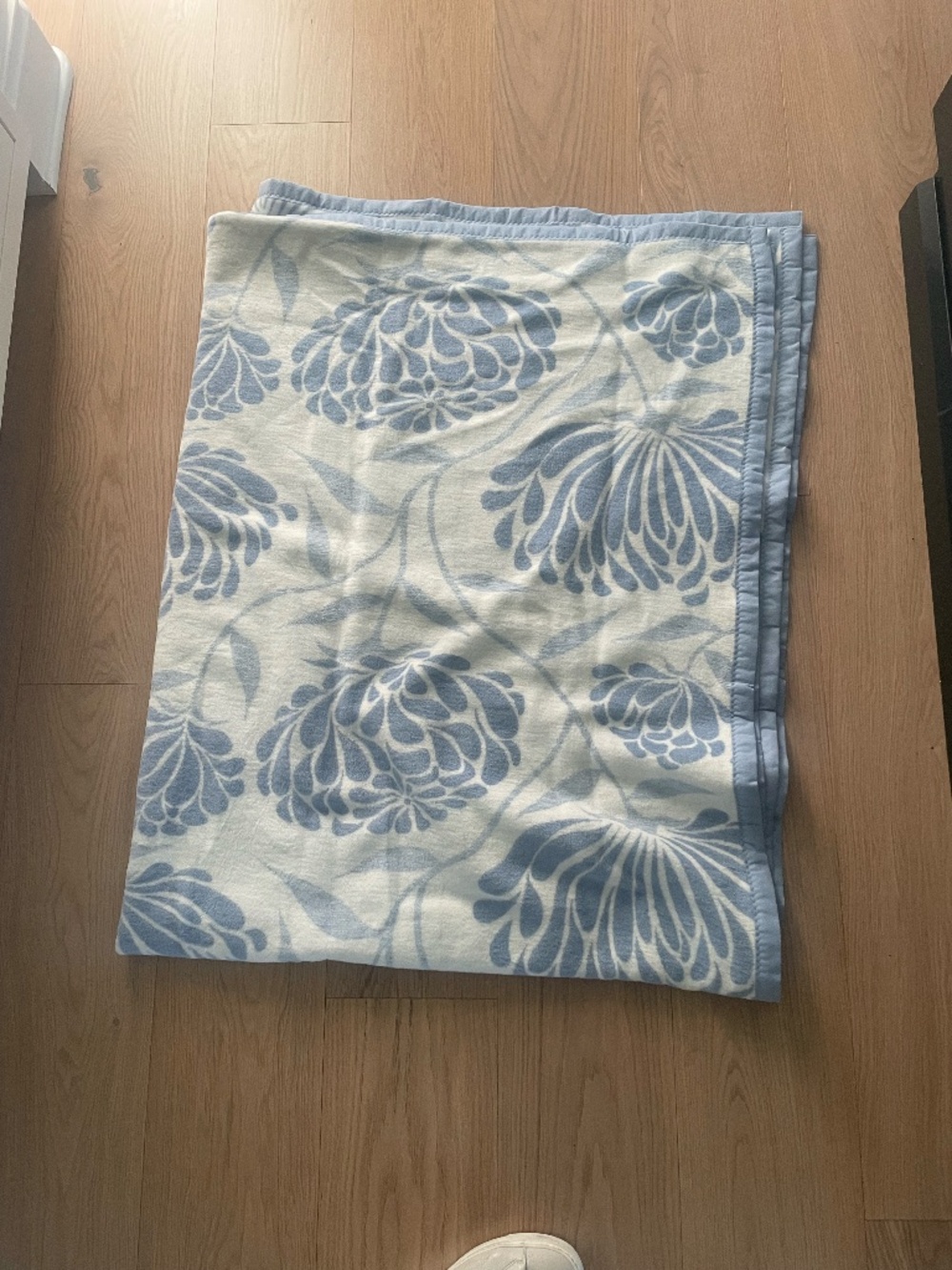 Docofil White Portugal Throw Blanket - 60x80 - Picture 5 of 5
